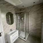 Rum i privatbostad Comfort Triple Near Airport - 2 *