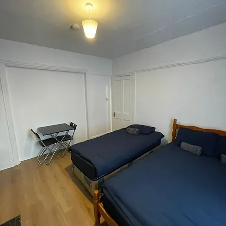 Comfort Triple Near Airport - 2 Dublin