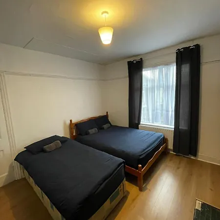 Comfort Triple Near Airport - 2 Dublin