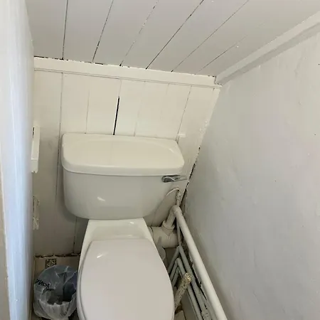 Rum i privatbostad Comfort Triple Near Airport - 2 *